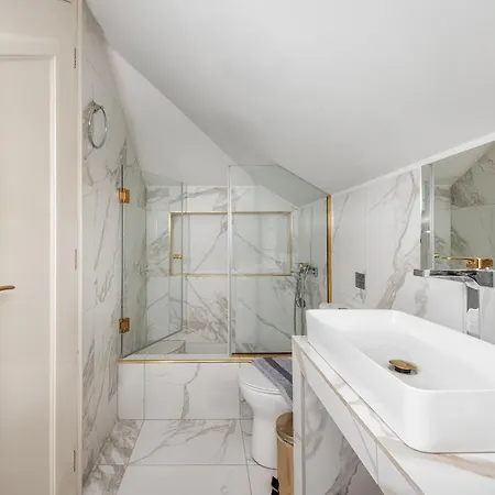 Zeta Luxury Mantouki